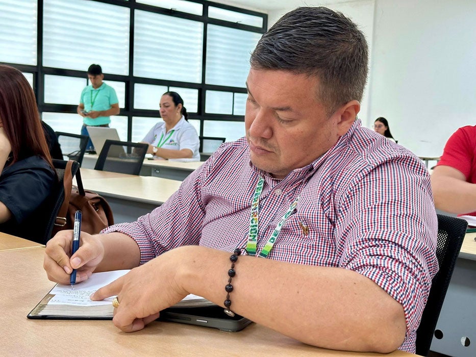 Persona en capacitación en comunicación de riesgos 