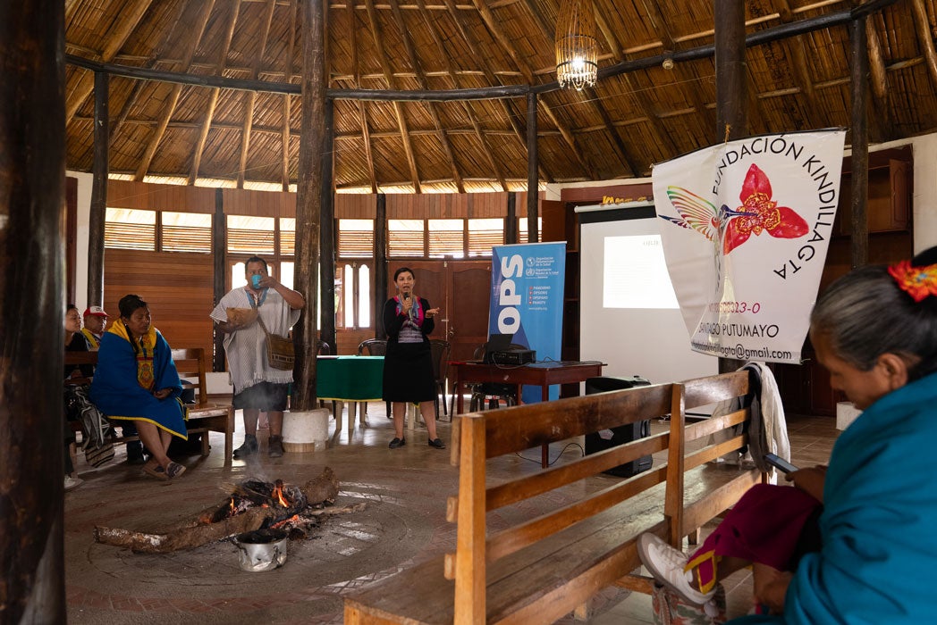 Exposicion de personal de OPS en el taller de VPH en una Maloca Indigena