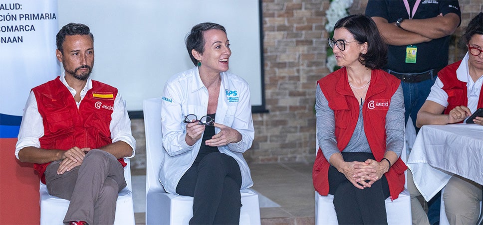 Fotografía de autoridades durante la apertura de la capacitación de parteras tradicionales en tecnologías sanitarias