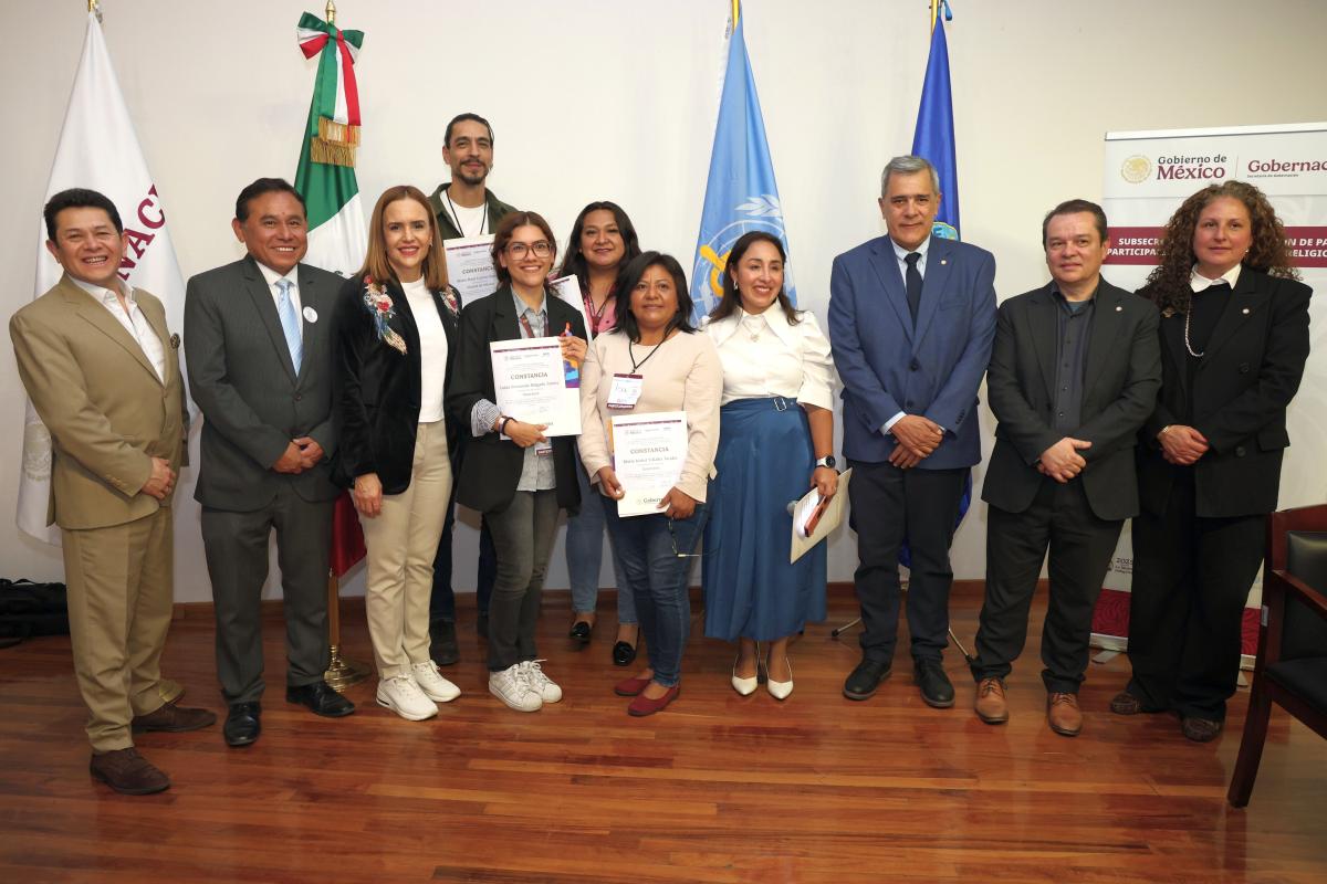 Entrega de constancia a participantes del programa Familias Fuertes: Amor y Límites