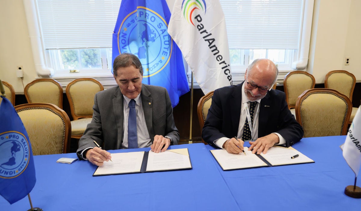 Dr. Jarbas Barbosa, Director of PAHO, and Chilean Senator Ivan Flores García, President of ParlAmericas, sign agreement.