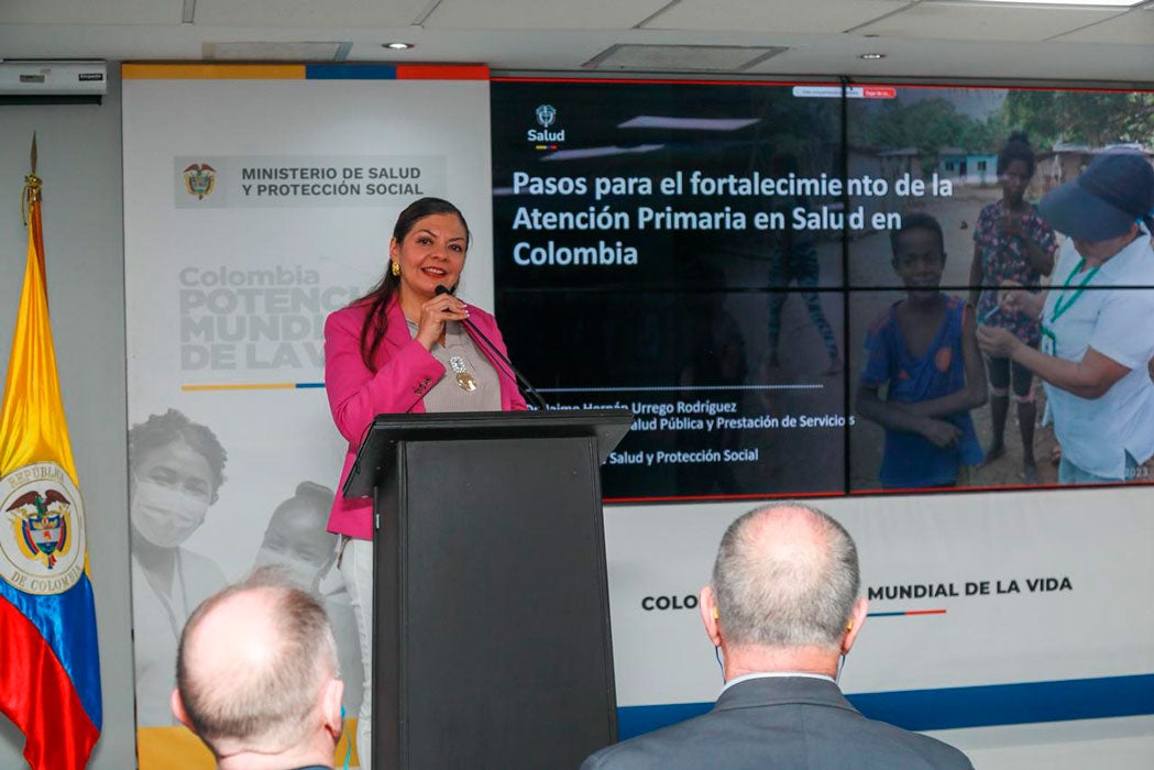 Expositora en sesion de APS con el MSPS