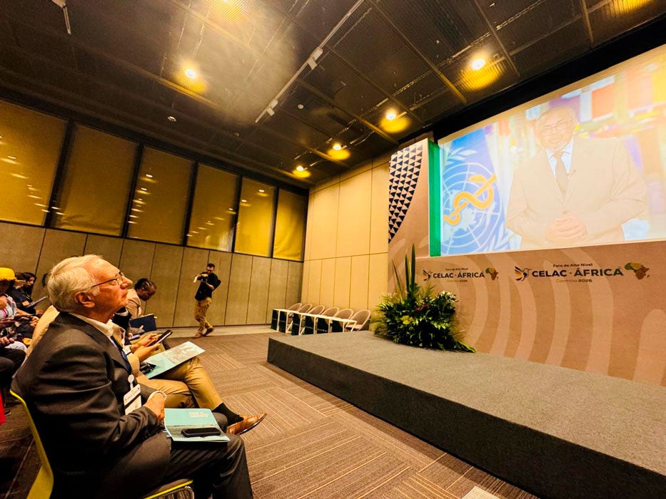 Ministro de salud viendo el video del Dr. Tedros