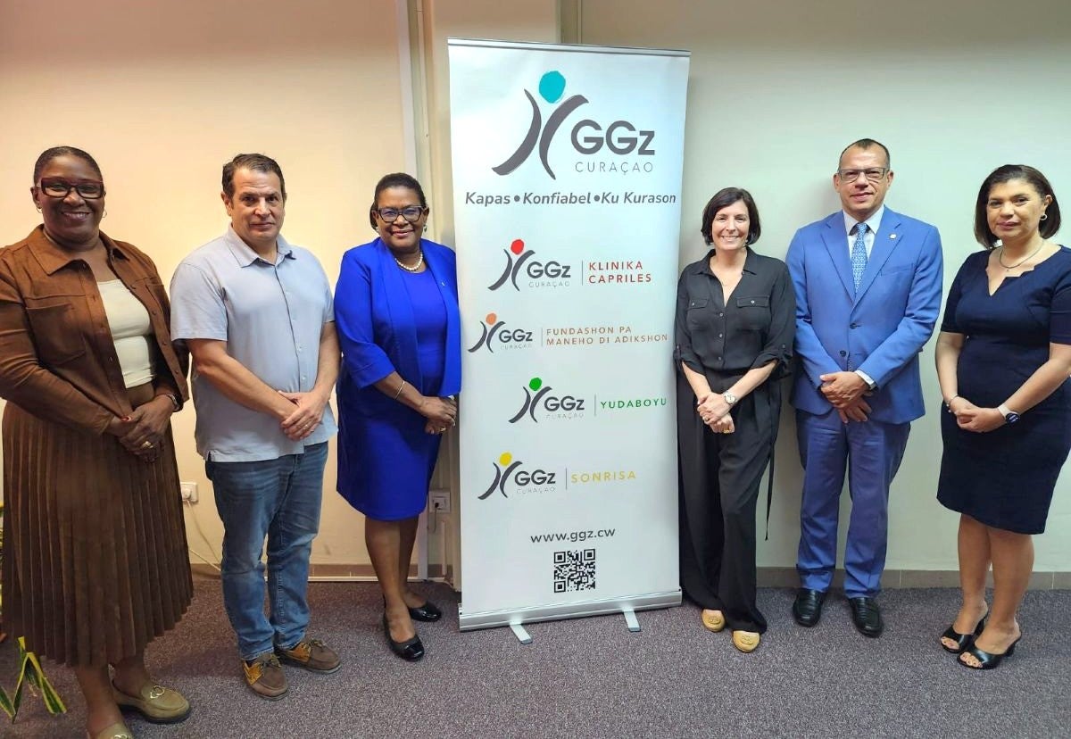 Ms. Jeanine Constansia-Kook  with Dr Gabriel Rendon, Medical Director  of Klinika Capriles Curacao, the PAHO/WHO TTO representatives and other members of  mental health team at Klinika Capriles