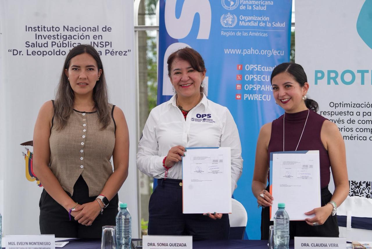 Sonia Quezada, representante de OPS/OMS en Ecuador, hace entrega de equipos especializados a representantes de INSPI - Tena