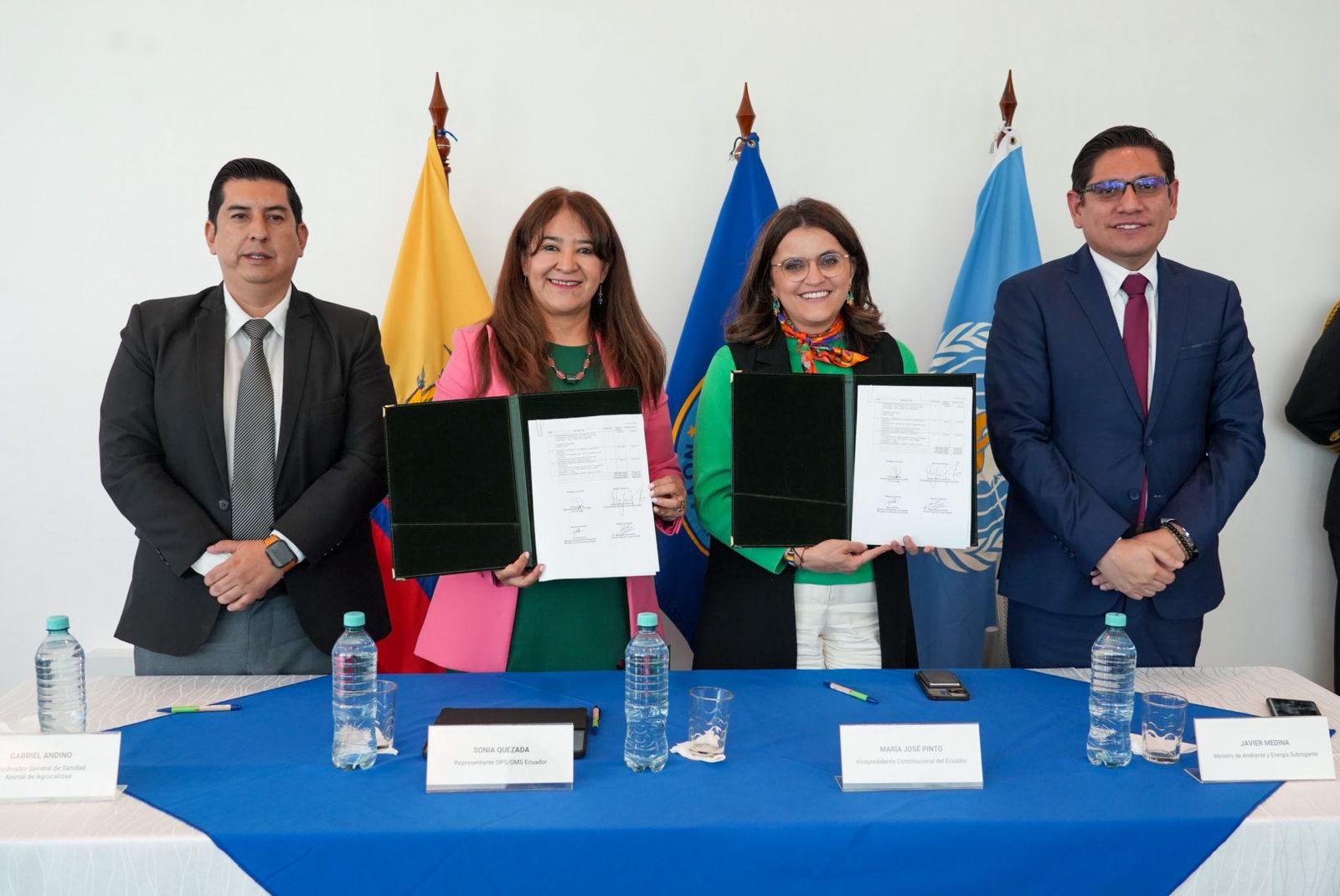 Sonia Quezada, representante de OPS/OMS en Ecuador junto a la vicepresidenta de la República, María José Pinto, suscribieron documentos que formalizan la entrega de 106 equipos tecnológicos