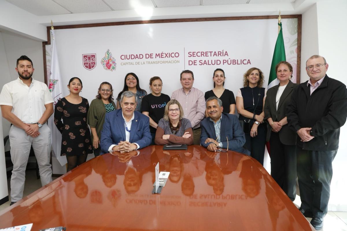 Foto grupal de personas participantes de reunión en el marco del proyecto de evaluación de las UTOPÍAS