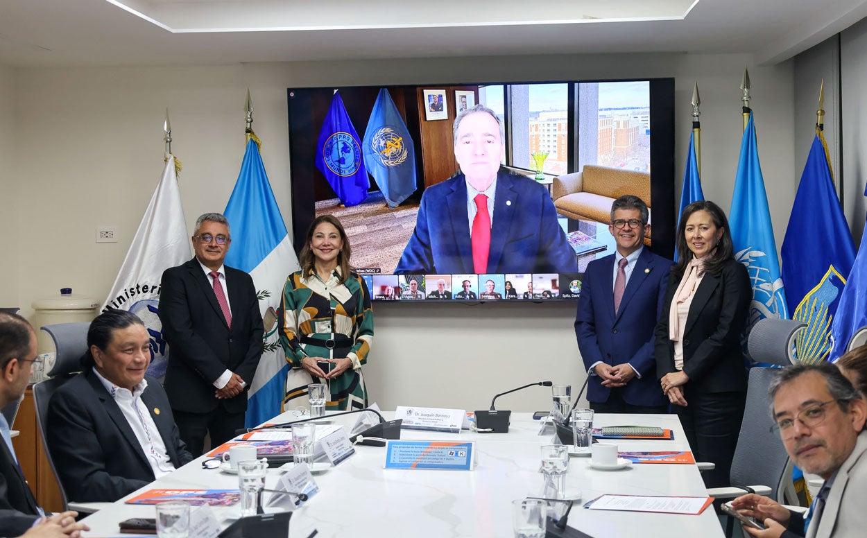 In a hybrid ceremony, Guatemala’s Ministry of Public Health and Social Assistance (MSPAS), PAHO, the IDB, and the World Bank signed the agreement establishing the Advisory Group for Primary Health Care in Guatemala (APS-GT). 