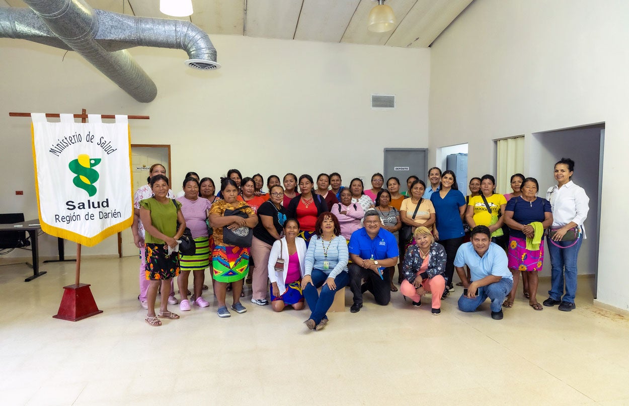 Foto grupal de las parteras quienes participaron en el taller