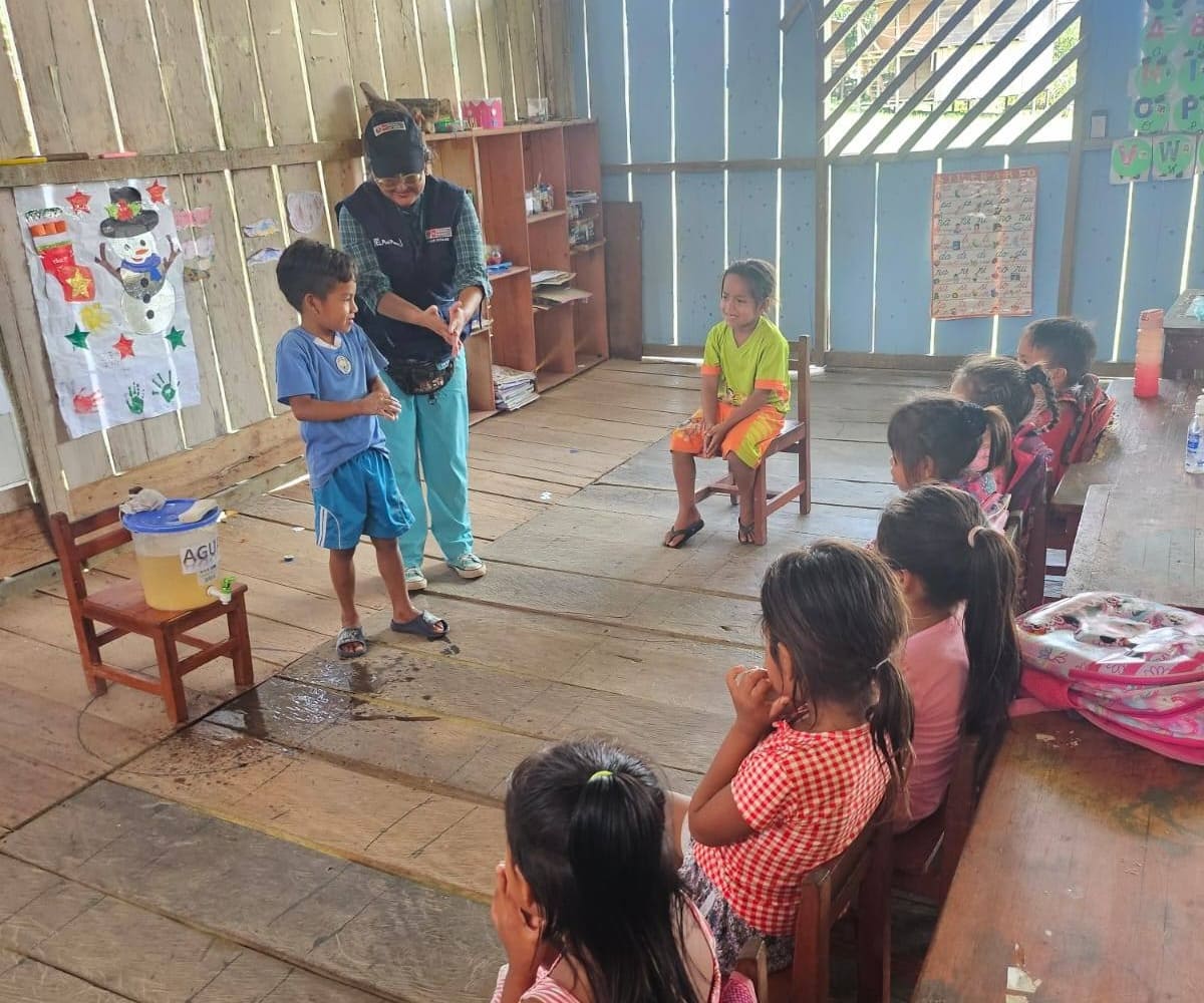 Sesión educativa sobre el lavado de manos y de rostro para la prevención del tracoma, en la comunidad Flor de Limonero, Yavari, Loreto. Créditos: Microred Islandia