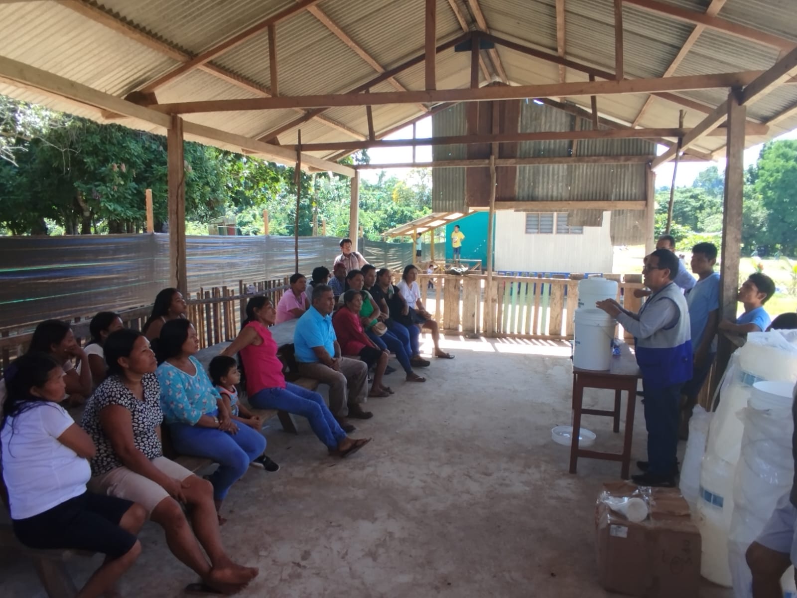 El sistema “Mi Agua”, compuesto por un balde de 20 litros, un bidón de 35 litros, alumbre, cloro para la desinfección y un grifo de plástico, junto con la correcta aplicación de las orientaciones y normativas del sector Salud, contribuye a reducir el riesgo de enfermedades gastrointestinales, cutáneas y oculares —como el tracoma—, mediante la eliminación de sustancias y microorganismos que afectan la salud. Créditos: Red de Salud 03 Atalaya. 