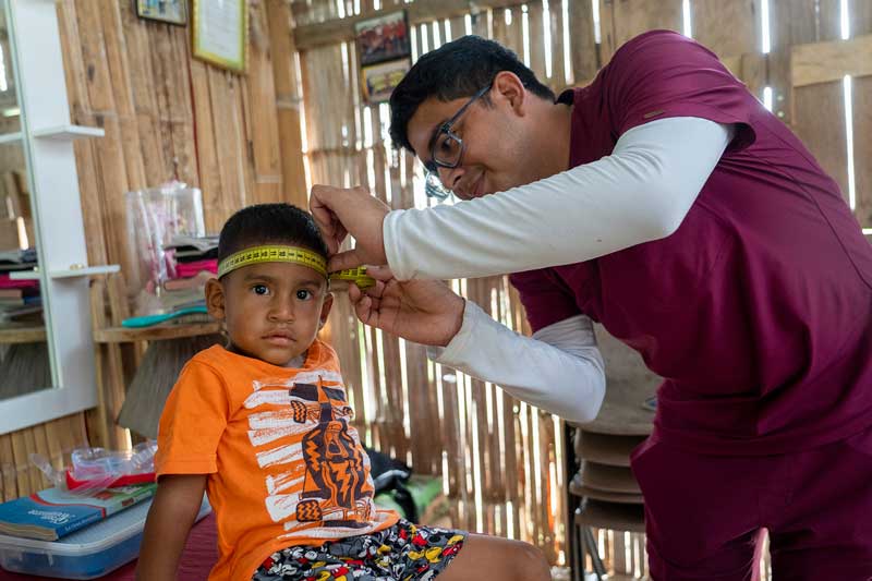Medico examinando niño