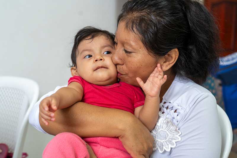 Madre besando niño