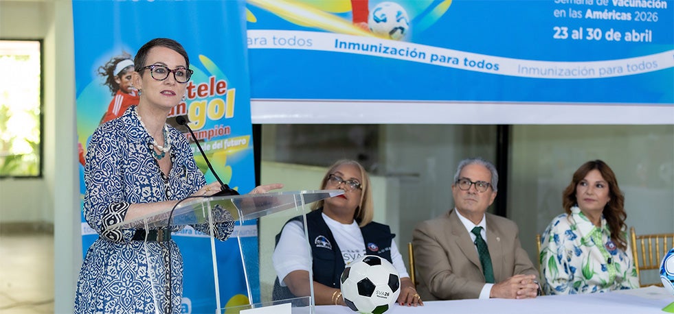 Fotografía de la representante de la OPS/OMS en Panamá en discurso de apertura durante el lanzamiento de la SVA26.