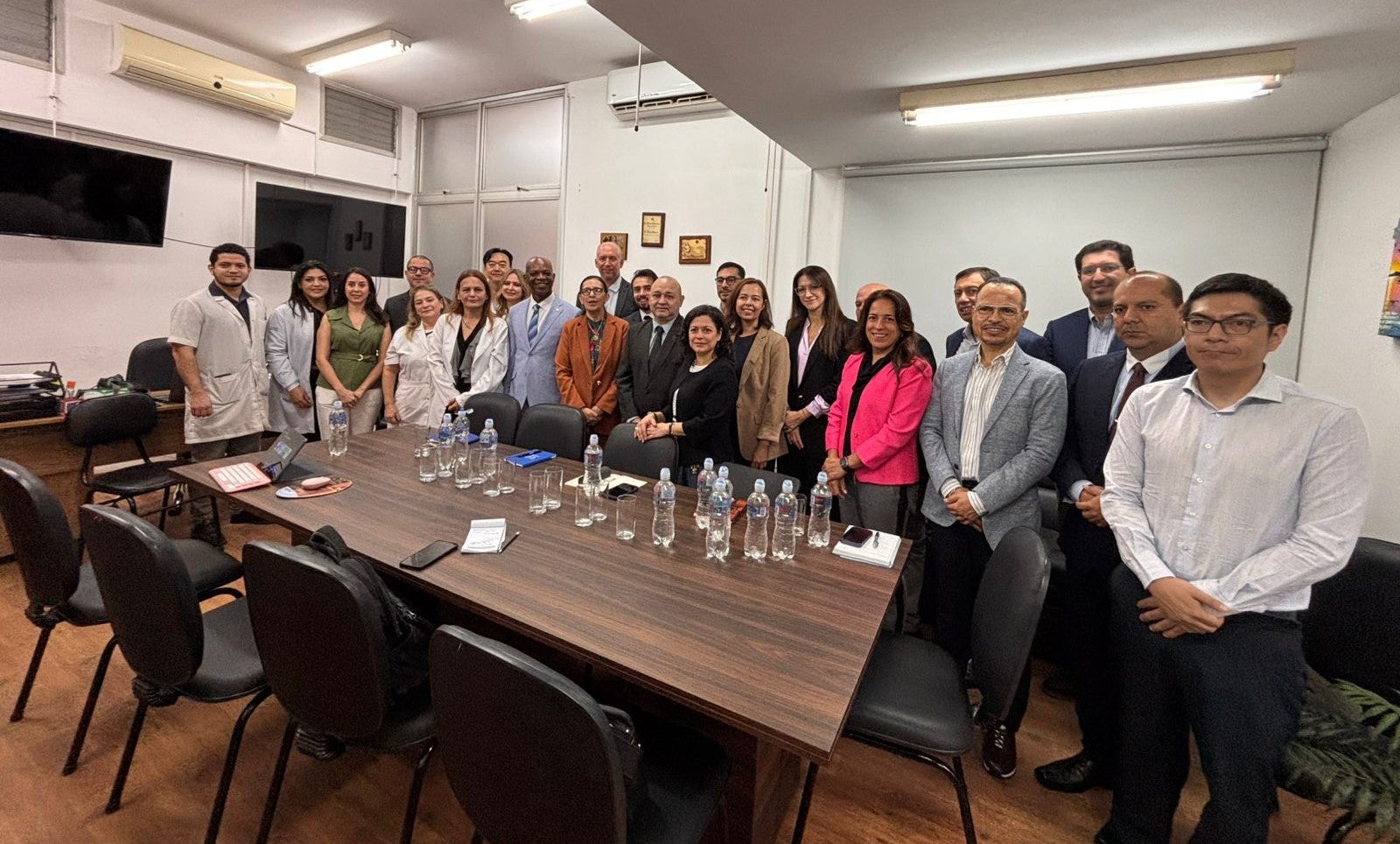 El Viceministro de Rectoria y Vigilanca de la Salud, Dr. José Ortellado recibió a la delegación en el INCAN. 