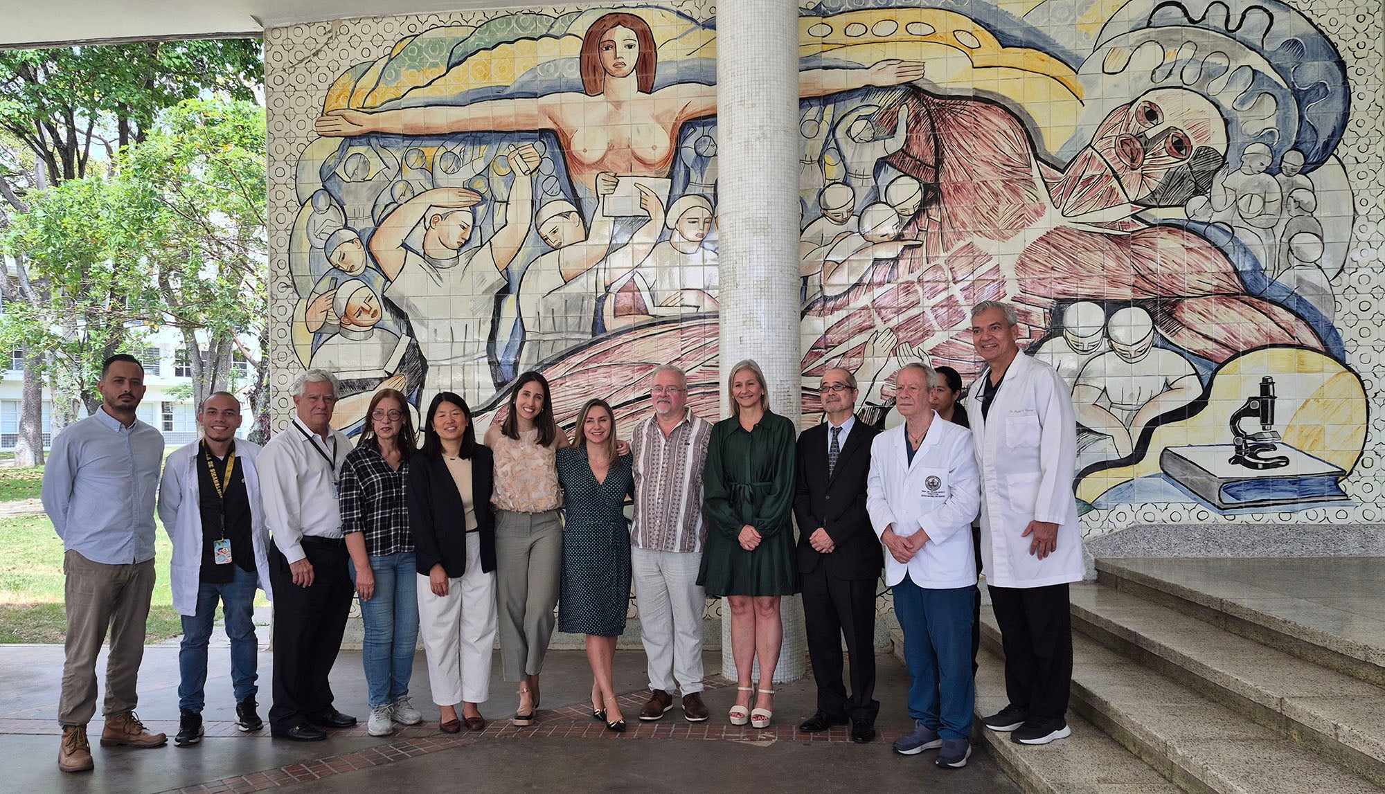 El equipo de la embajada de Japón junto a representanes académicos de la UCV y de la OPS en Venezuela en la entrada del Instituto de Anatomía José Izquierdo