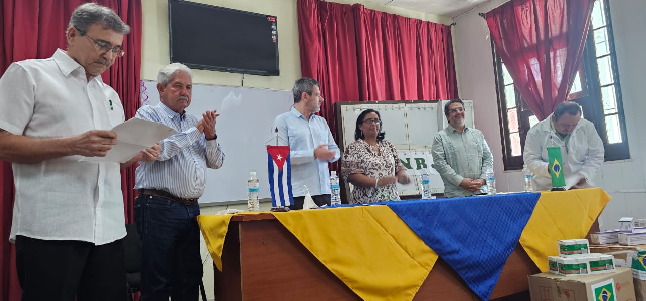 Participantes en entrega de donación de medicamentos de Brasil en Hospital Neumológico Benéfico Jurídico