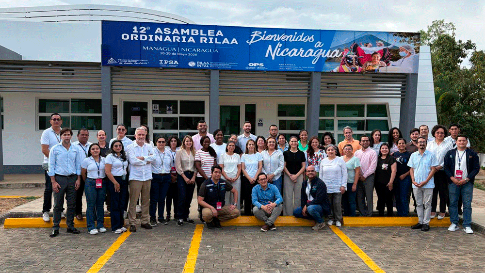 ""participantes de la 12 asamblea ordinaria de la rilaa en visita al laboratorio de IPSA, posando en foto grupal