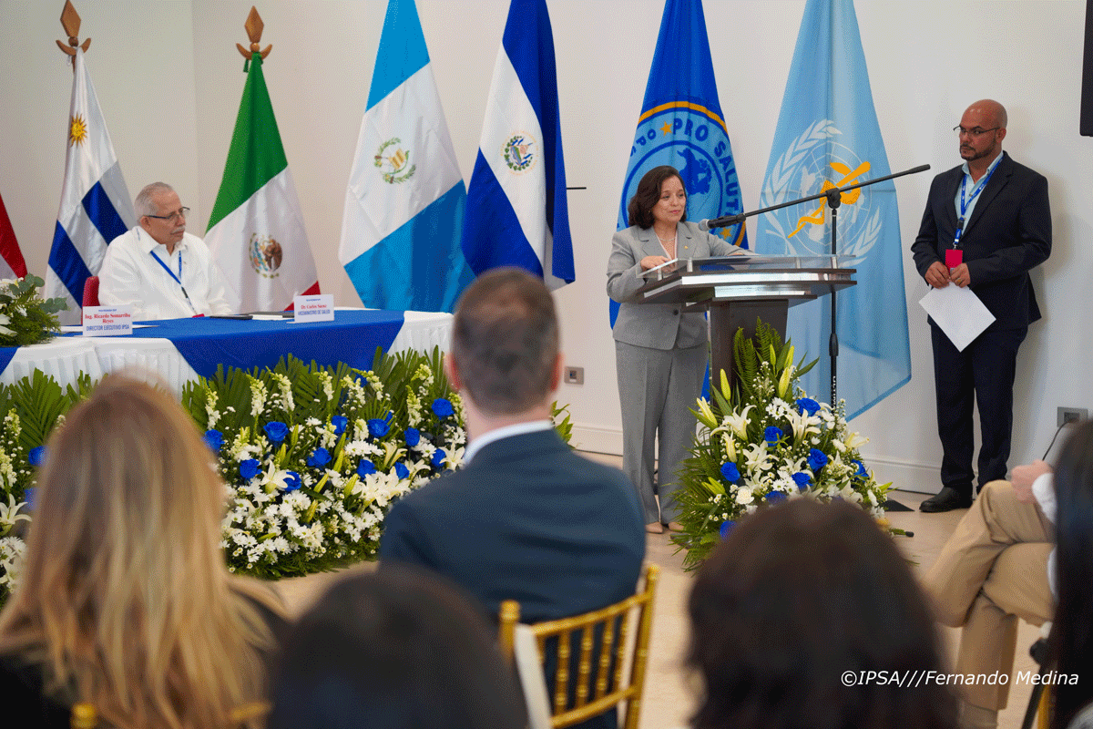 ""Representante de OPS Nicaragua discursando en la 12 asamblea ordinaria de la RILAA