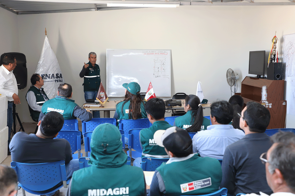 ""técnico de senasa dando instrucciones a funcionarios de senasa perú en simulacro de fiebre aftosa