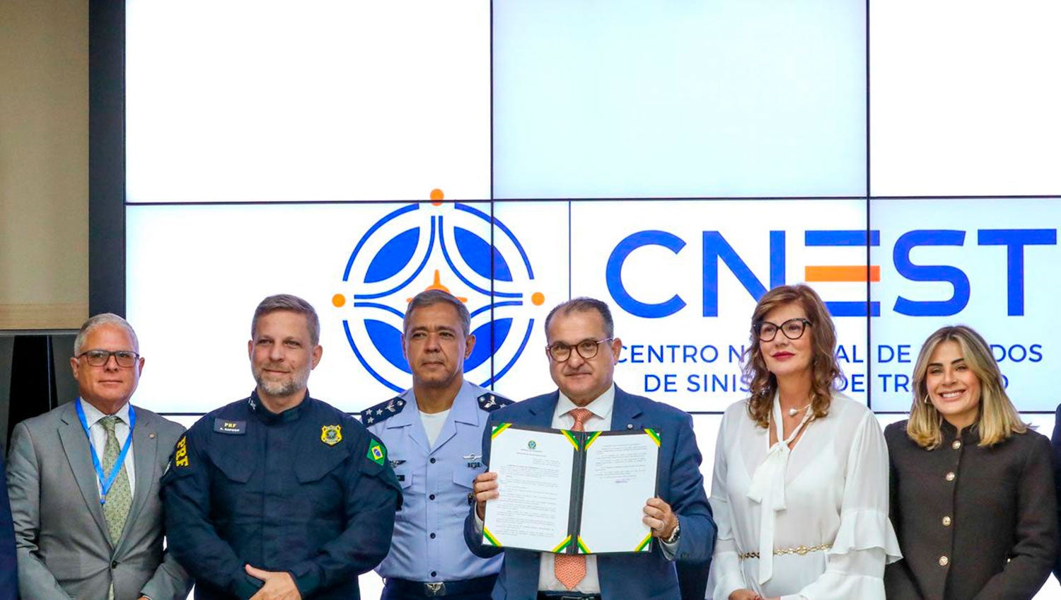 Foto oficial do lançamento do Cnest