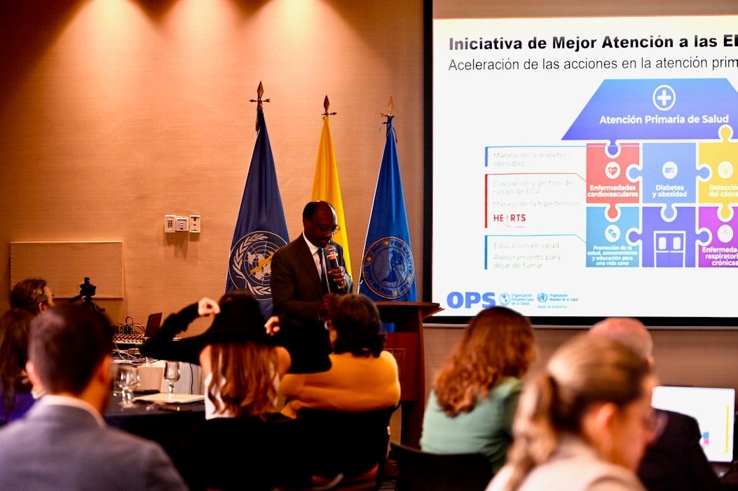 hombre exponiendo palabras en evento