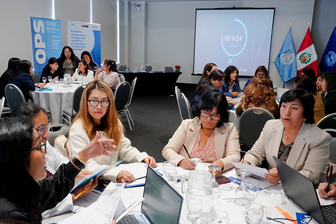 Personas trabajando en equipo resolviendo casos de Salud Sexual y Reproductiva