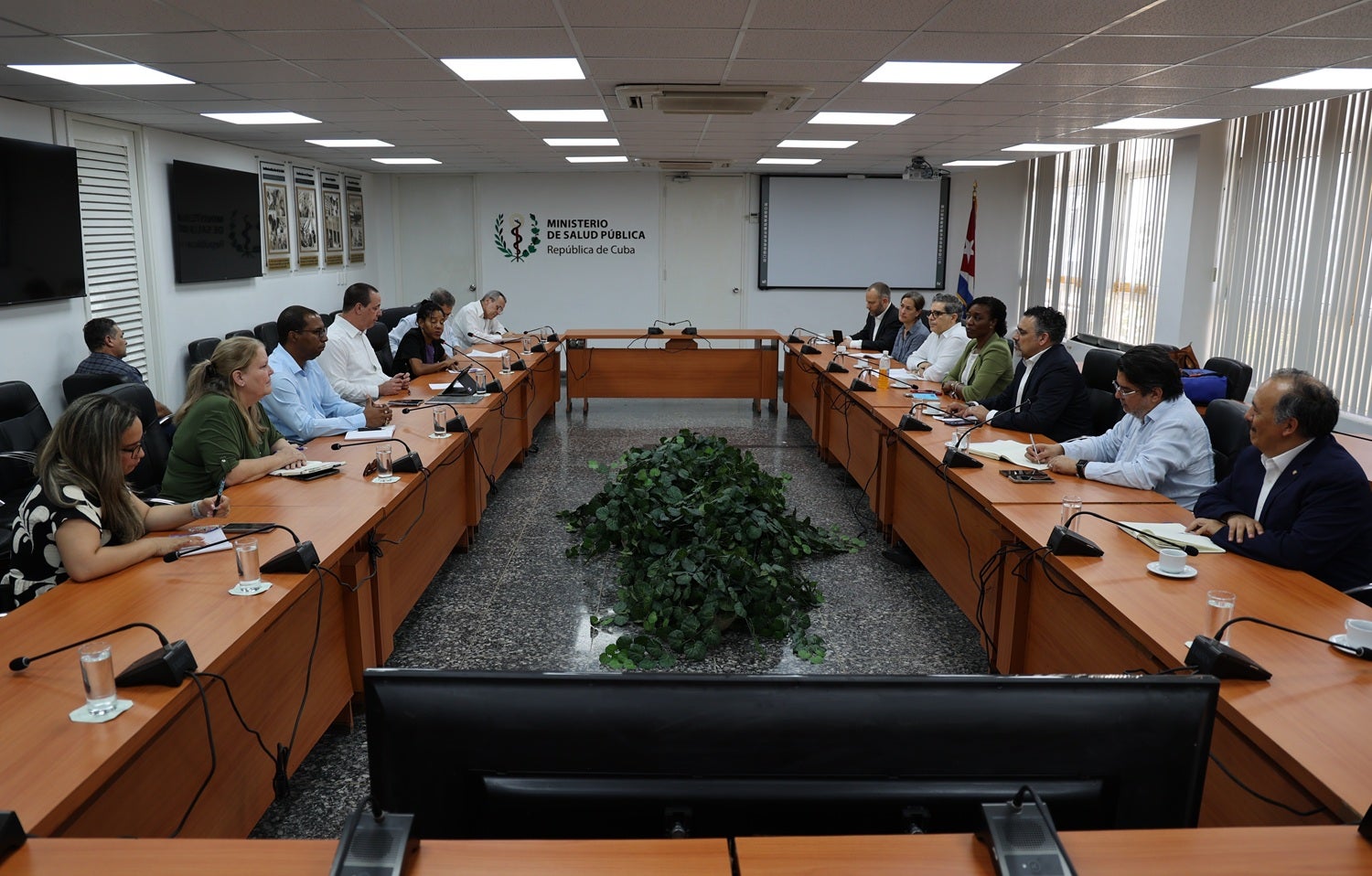 Encuentro en MINSAP Cuba durante misión de OCHA, OMS y OPS para apoyo a respuesta ante emergencia