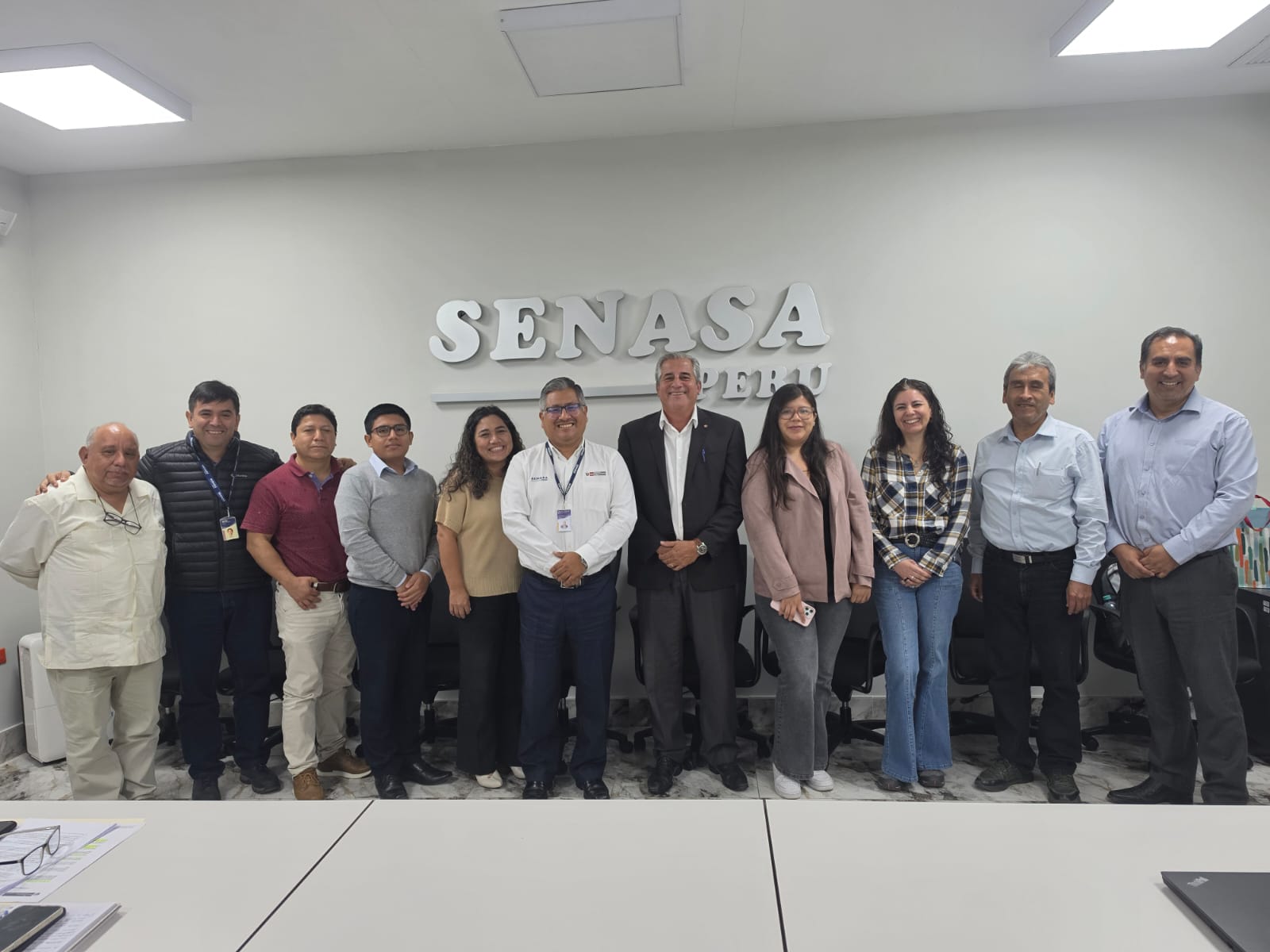 ""representantes del SENASA Perú junto con técnico de PANAFTOSA en reunión sobre BANVACO