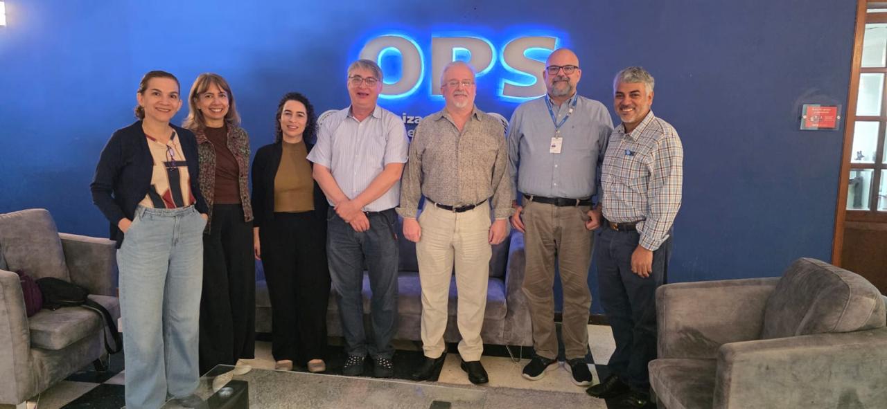 ""técnicos de PANAFTOSA y OPS junto al Representante de la OPS en Venezuela en la sede de la Organización