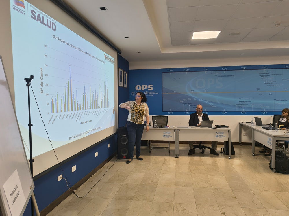 ""técnico dando informaciones sobre envenenamientos en sede de ops en venezuela