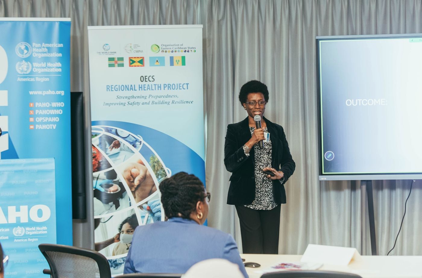 La Sra. Angela Hinds, jefa de Información en Salud y Enfermedades Transmisibles de la Agencia de Salud Pública del Caribe (CARPHA), realizó una presentación interactiva
