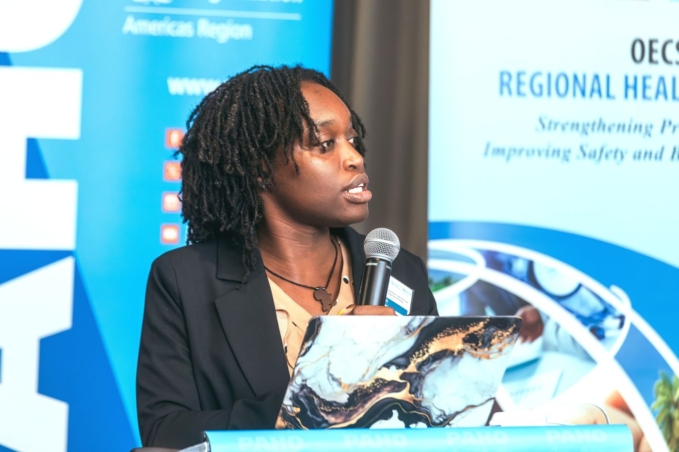 La Dra. Chanda Mwansa, consultora internacional de la OPS/OMS para el Caribe Oriental, presentó la sesión sobre ingreso y estructuración de los datos del certificado médico de causa de muerte