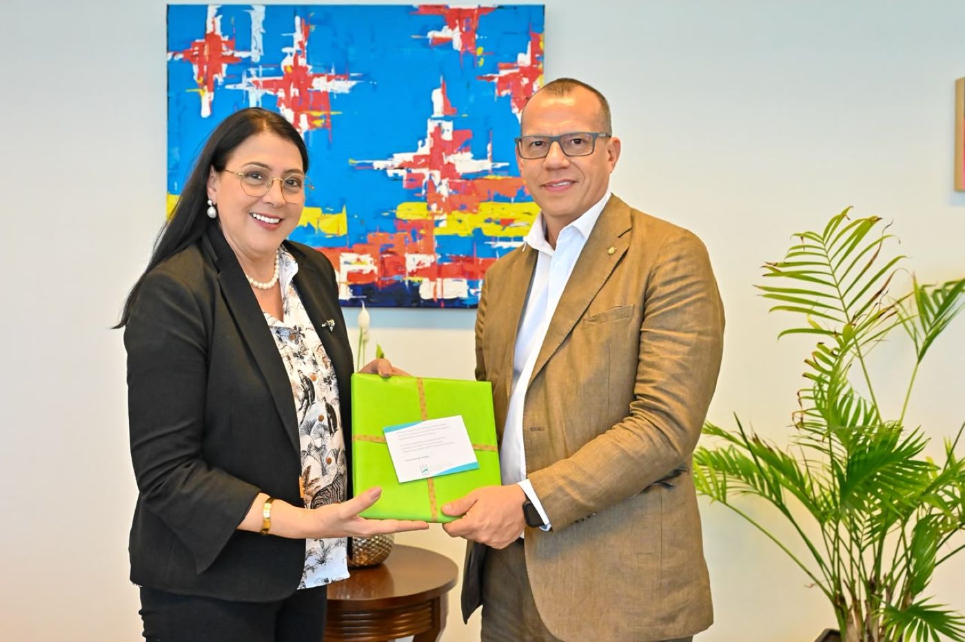 (L – R) Drs. Mervin Wyatt-Ras -&nbsp;  Aruba’s Minister of Public Health, Social Affairs, Elderly Care and Addiction Care with Dr. Gabriel Vivas Francesconi -&nbsp; PAHO/WHO Representative for Trinidad and Tobago and the Dutch Caribbean 