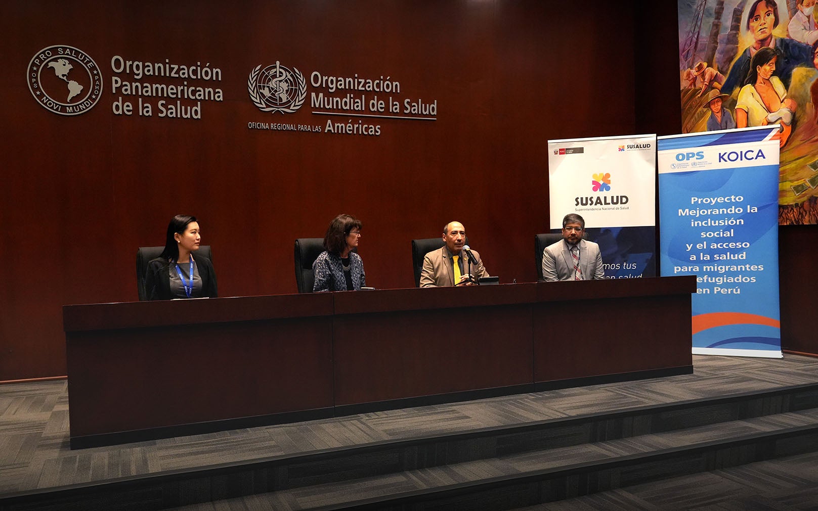 Mesa de honor del foro “Alianza para mejorar el acceso y mitigar la xenofobia, el estigma y la discriminación en la atención de salud de migrantes y refugiados en el Perú” .
