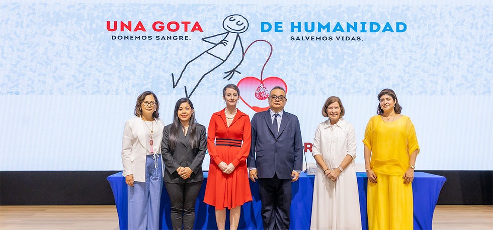 Fotografía grupal de autoridades participantes en la conmemoración del Día Mundial del Donante de Sangre.