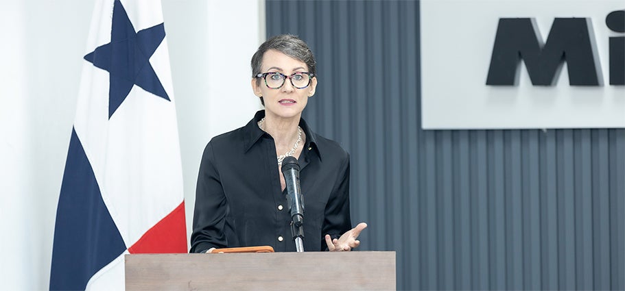 Fotografía de la repressantente de la OPS/OMS en Panamá, la dra. Ana Rivière durante su intervención en el lanzamiento del proyecto Transformación de los datos de REGES en tableros para la toma de decisiones.