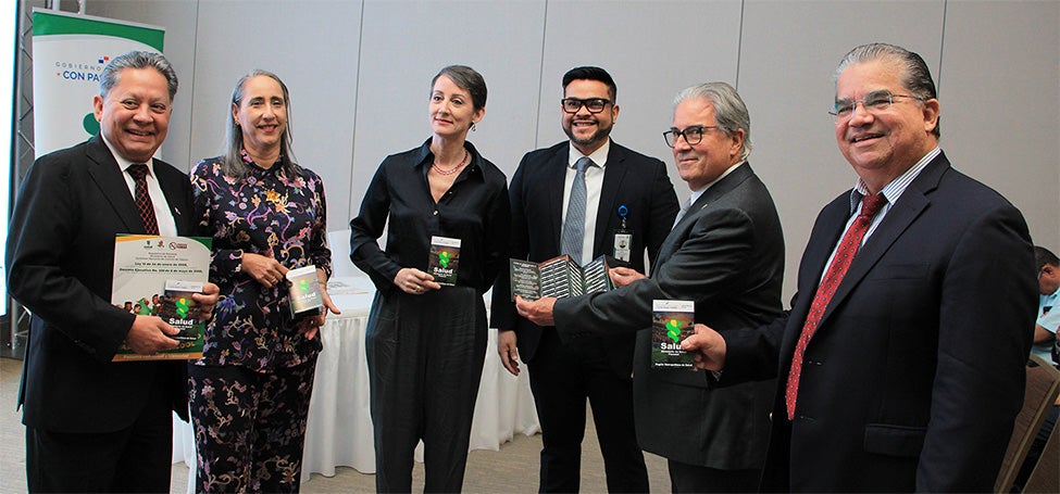 Fotografía grupal de las autoridades presentes durante la presentación de los resultados preliminares de la II Encuesta Mundial de Tabaco en Adultos 2025 (EMTA).