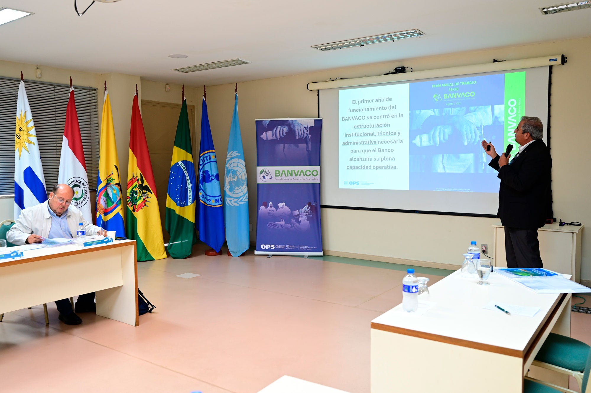 ""técnico de PANAFTOSA explicando el balance del primer año de funcionamiento del BANVACO