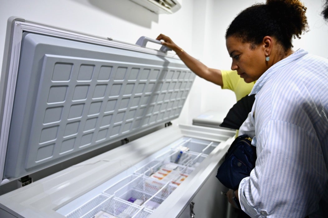persona mirando una caja de vacunas