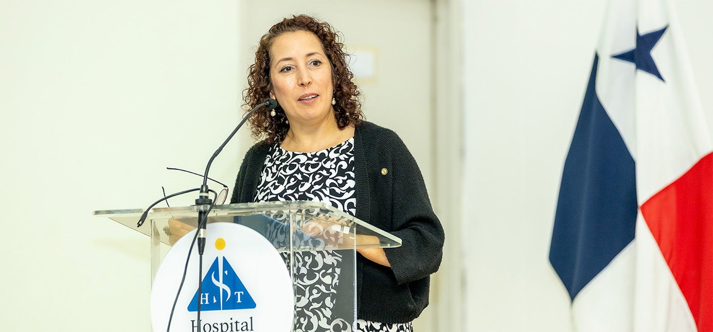 Fotografía de Zohra Abaakouk, representante encargada de la OPS/OMS Panamá, en medio de su discurso de apertura de la jornada de uso racional de medicamentos en Panamá