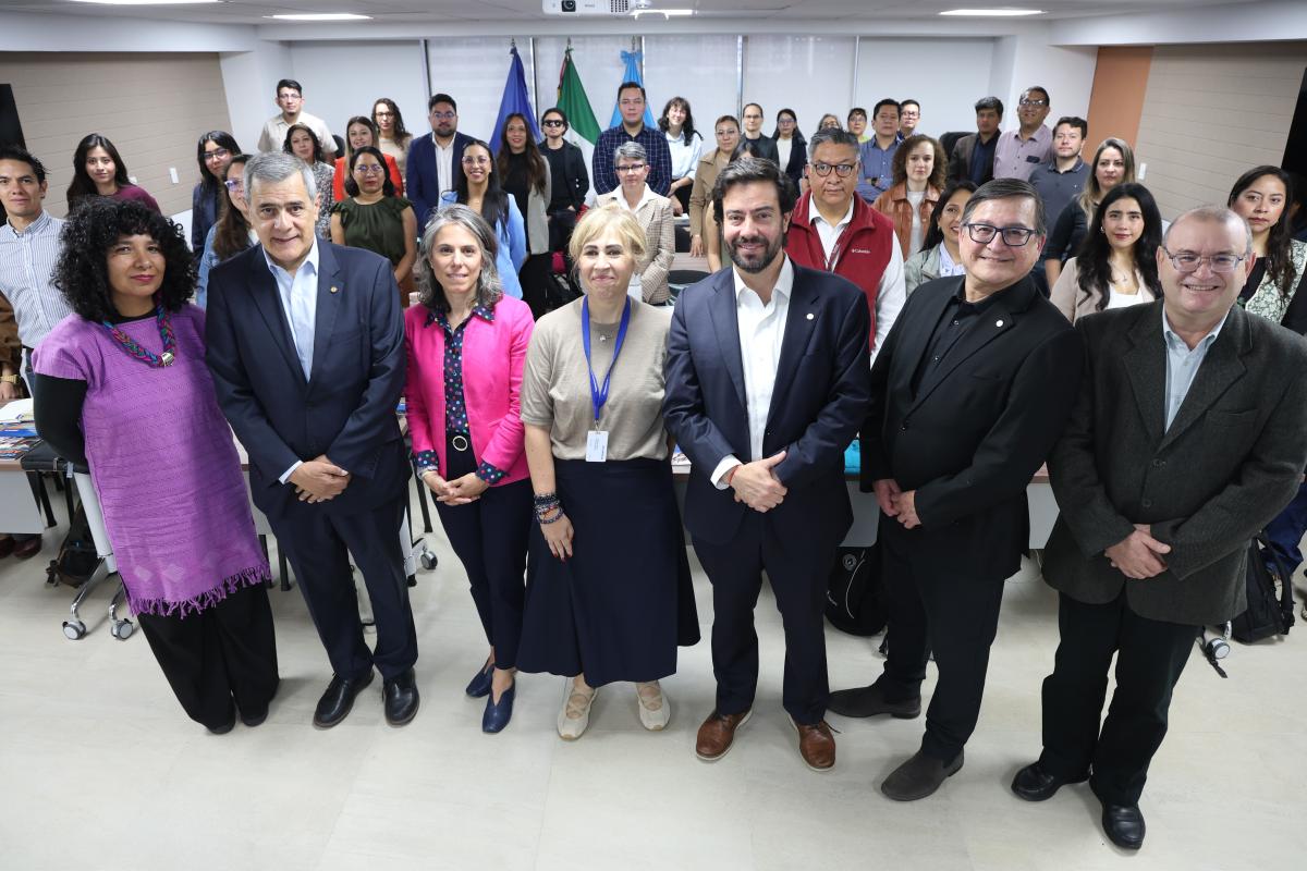 Foto grupal de 45 personas participantes del taller
