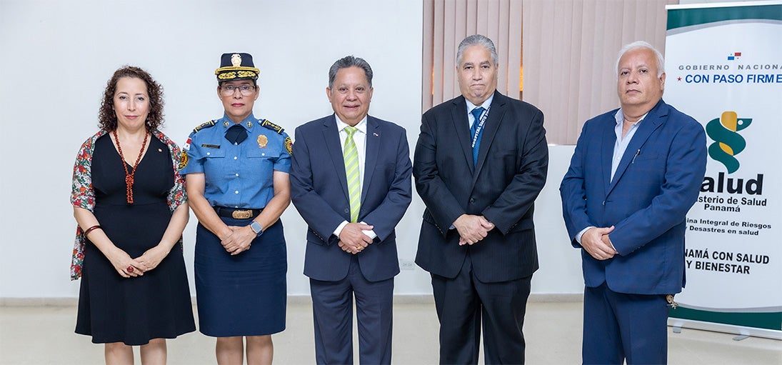 Fotografía de autoridades del país en el acto de apertura de la capacitación en las metodologías y herramientas de la Iniciativa de Hospitales Resilientes.