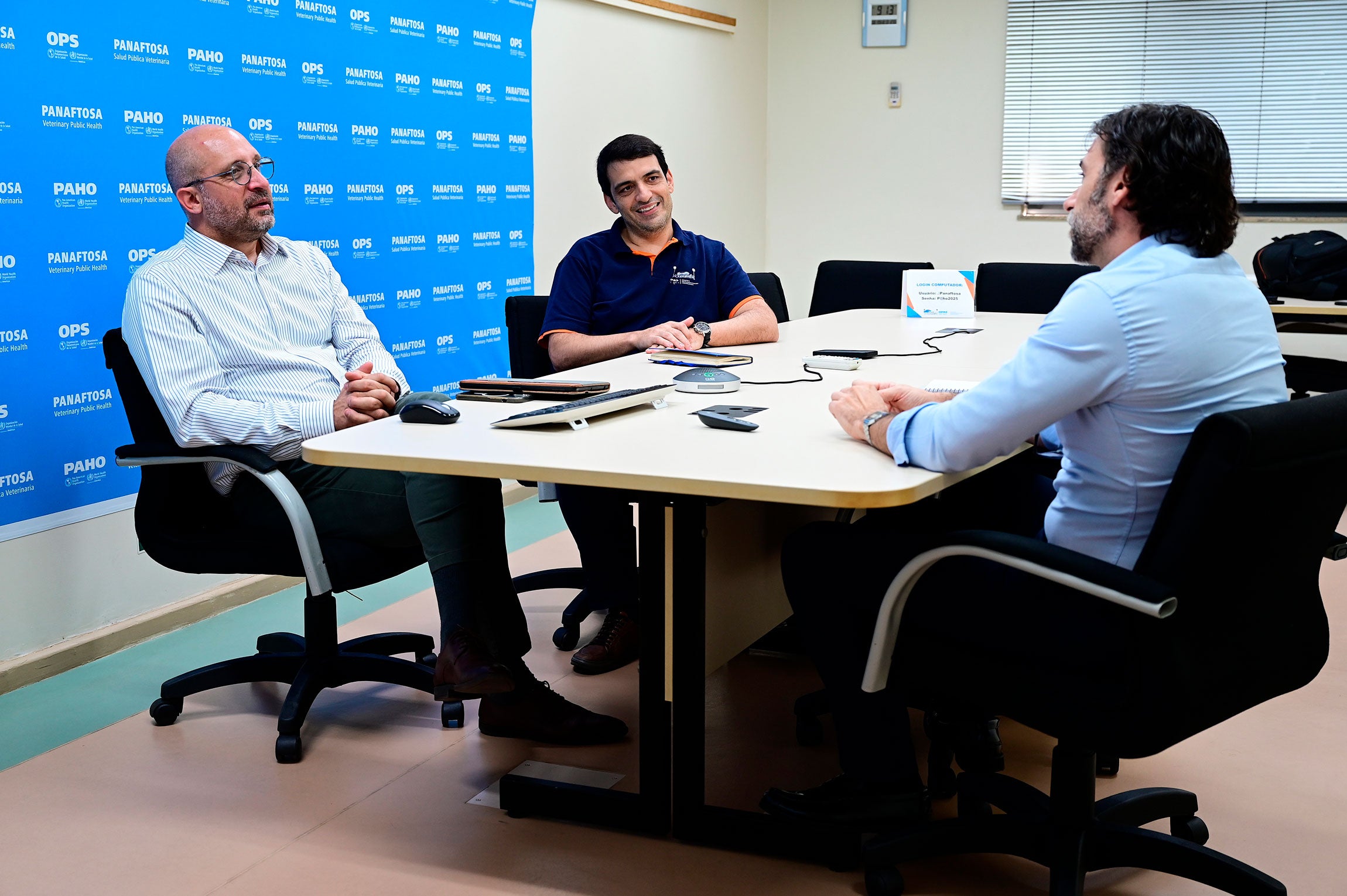 ""técnicos de panaftosa reunido con el Representate regional de la OMSA para las Amméricas