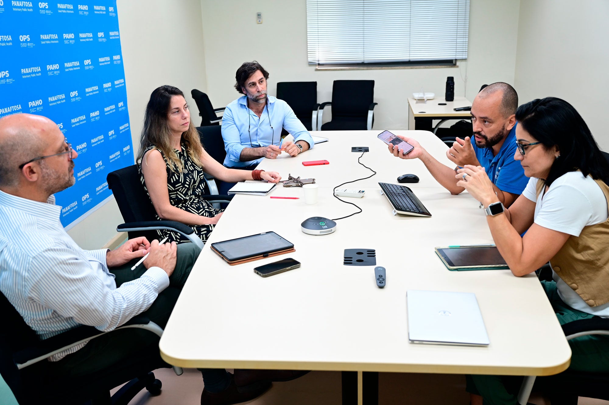 ""técnicos de panaftosa reunido con el Representate regional de la OMSA para las Amméricas