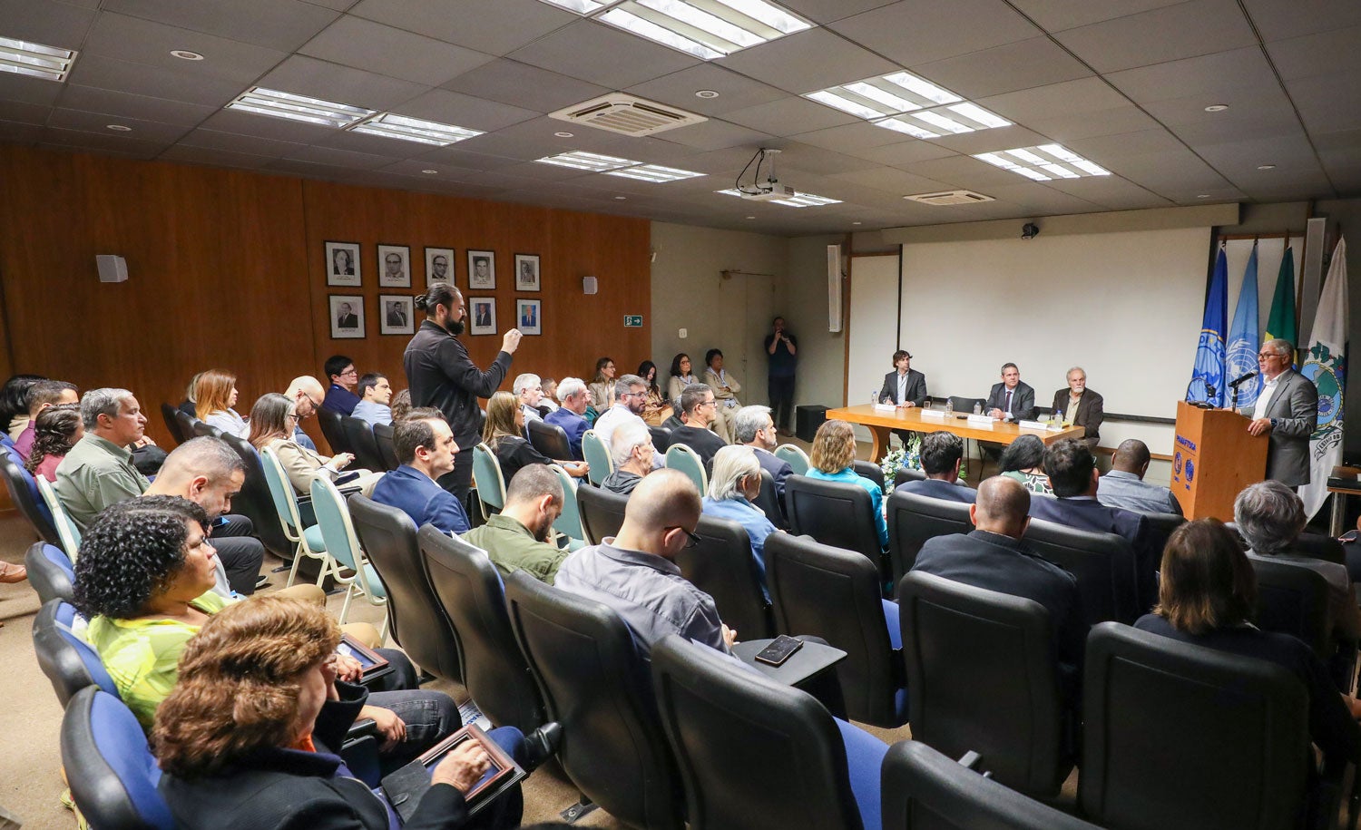 ""Representante OPS Brasil discursando en la ceremonia de aniversario de PANAFTOSA