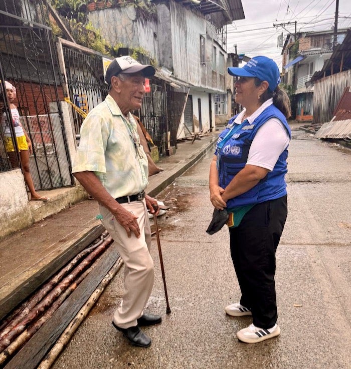 hombre mayor hablando con personal OPS
