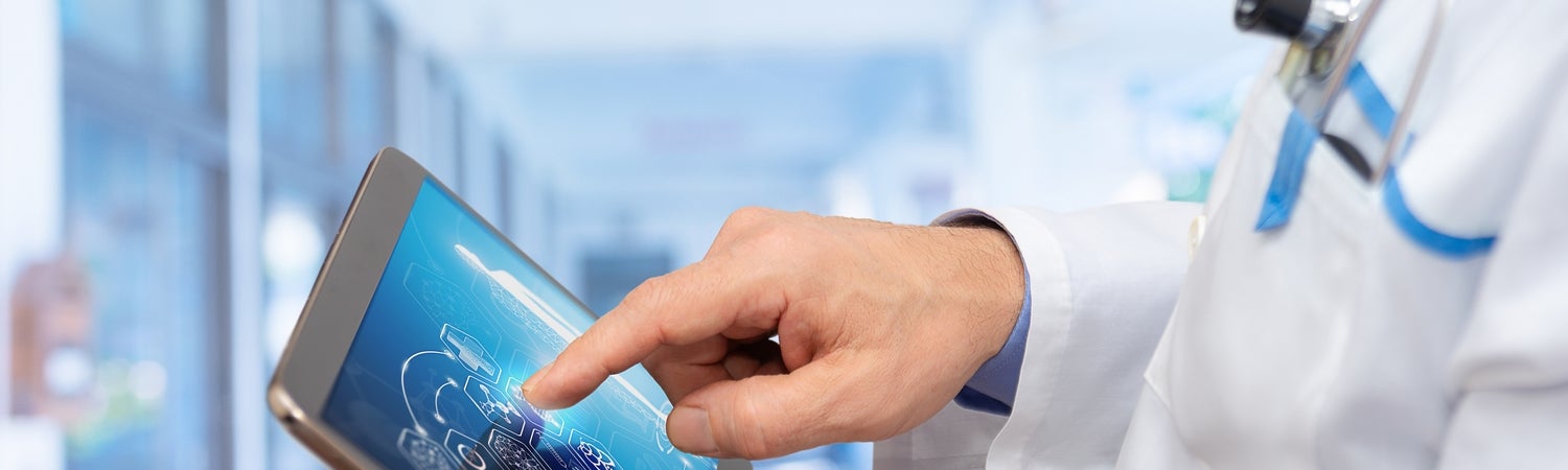 Médico señalando una tablet