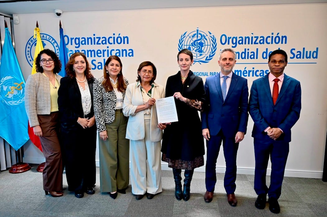 grupo de personas posando ante la camara