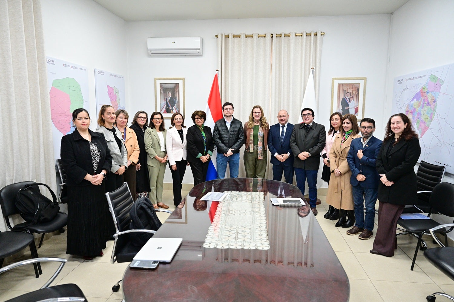 Ministra de Salud de Paraguay recibe a misión técnica de la OPS